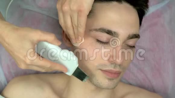 超声波洗脸年轻男性视频的预览图