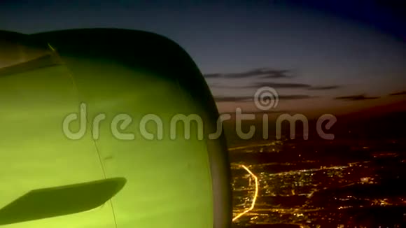 从夜间的飞机上俯瞰莫斯科城市的空中景色视频的预览图