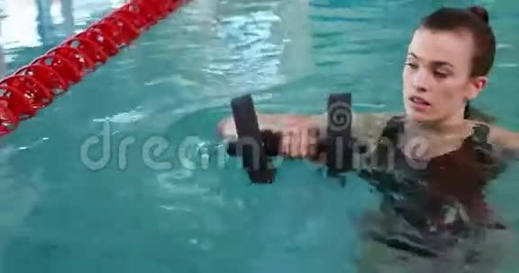 适合女人在游泳池里用泡沫哑铃做运动视频的预览图