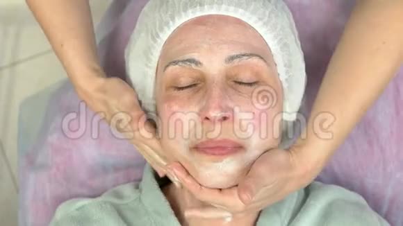 成年女性淋巴面部按摩视频的预览图