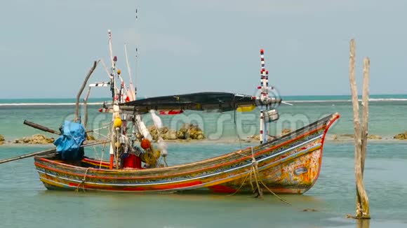 热带海洋沙滩停泊木制传统多彩渔船亚洲贫困穆斯林渔夫村附近的海景视频的预览图