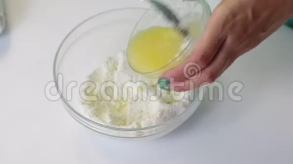 制作釉面咖喱的工具和配料它们放在桌子上一个女人正在把糖和融化的黄油混合在一起视频的预览图
