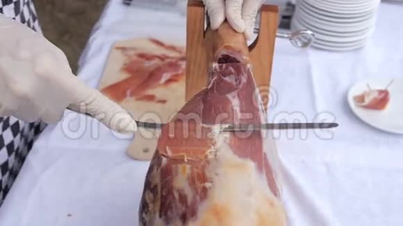 一条塞拉诺火腿的前腿映射在一个有厨师的木架上视频的预览图