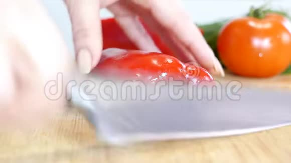 女厨师切甜胡椒视频的预览图