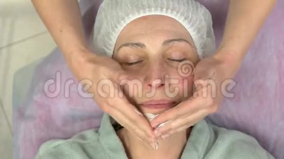 淋巴面部按摩成熟女性视频的预览图