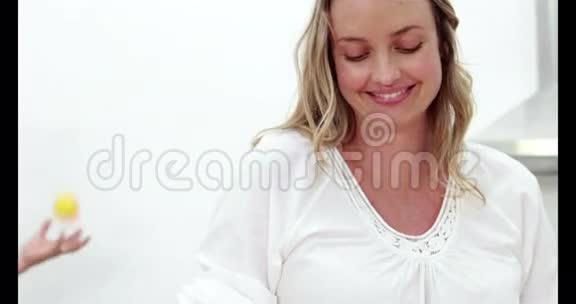孕妇和丈夫一起做沙拉视频的预览图