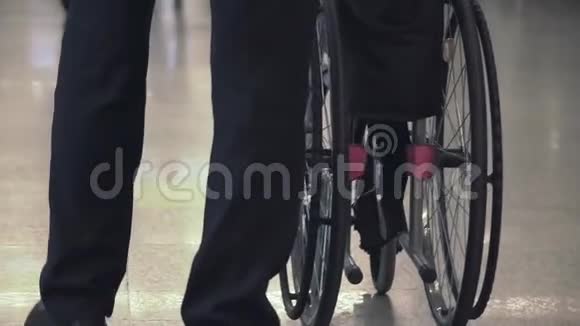 人推轮椅视频的预览图