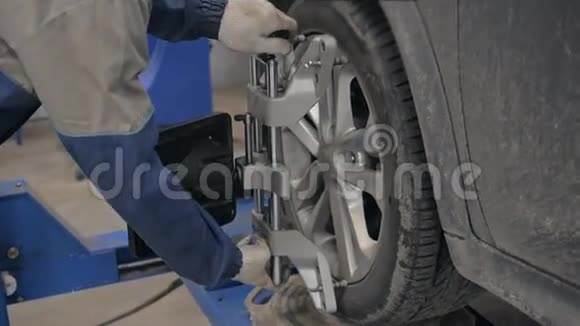 检查车库的控制臂Wishbone和减震器车辆现代汽车服务车间技师视频的预览图