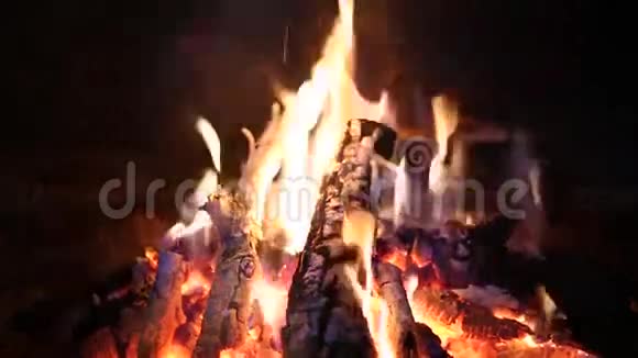 壁炉里着火了视频的预览图