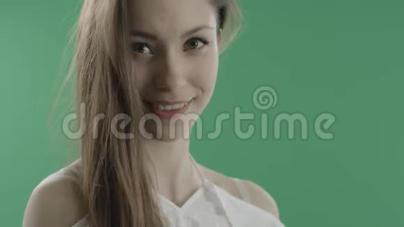 年轻迷人的绿色环保女人视频的预览图
