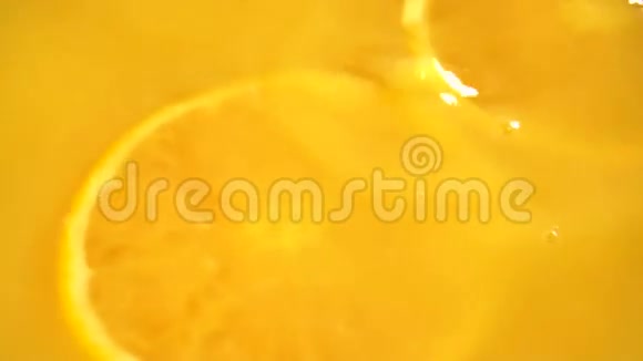 切碎的橘子掉进橙汁里视频的预览图