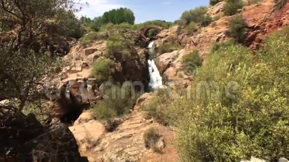 西班牙利纳雷斯瓜里萨斯河沿岸的花岗岩石景观视频的预览图