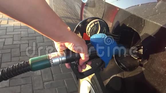 带燃料的手动加油车加油站加油站加油人抽汽油油视频的预览图