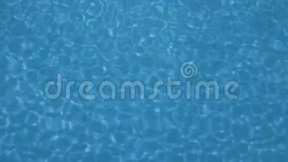 晴天游泳池的蓝色透明水视频的预览图