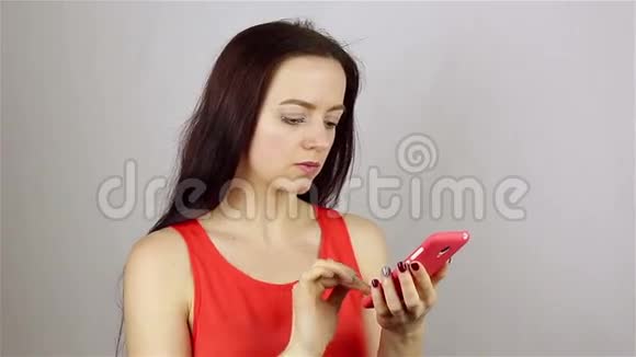 年轻漂亮的女人手写短信在智能手机上发短信视频的预览图