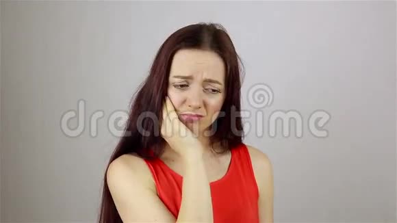牙疼的年轻女人牙齿疼痛视频的预览图