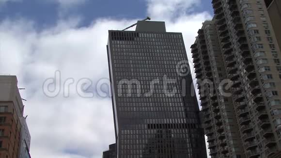 纽约摩天大楼在阳光明媚的日子里视频的预览图