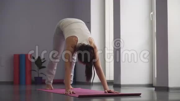 女人做瑜伽练习向下面对狗姿势视频的预览图