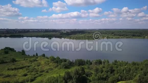 空中夏日湖景视频的预览图