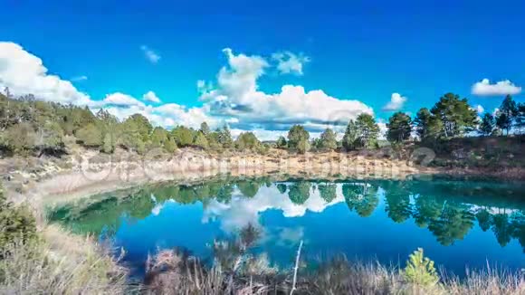 昆卡帕朗卡雷斯圆形湖泊的广角滑动摄像机视频的预览图