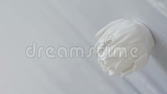 白色手柄从梳妆台特写视频的预览图