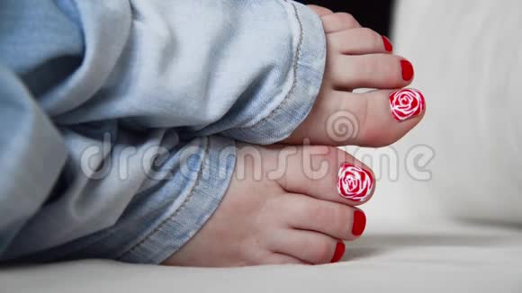 女足指甲上有红漆视频的预览图