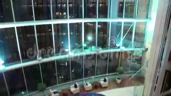 从玻璃电梯夜间观看迪拜阿拉伯联合酋长国电梯上升视频的预览图