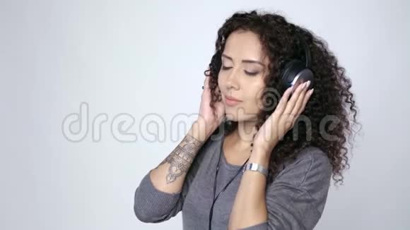 戴着耳机听音乐跳舞的女人视频的预览图