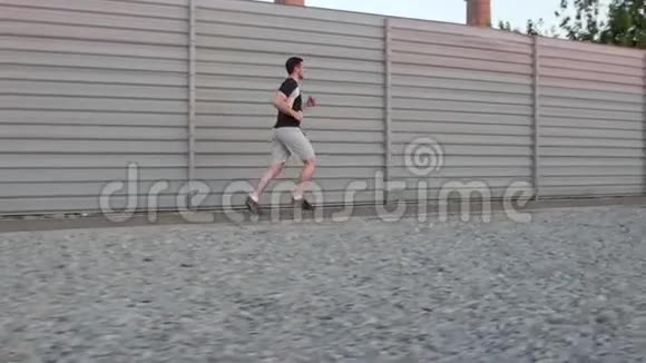 男子跑步运动员在山路马拉松训练中慢跑慢动作视频的预览图