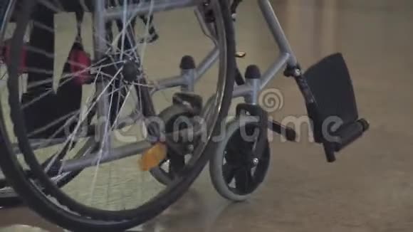 人推轮椅视频的预览图