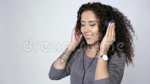 戴着耳机听音乐跳舞的女人视频的预览图