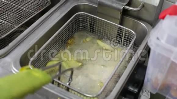 土豆在油中沸腾视频的预览图