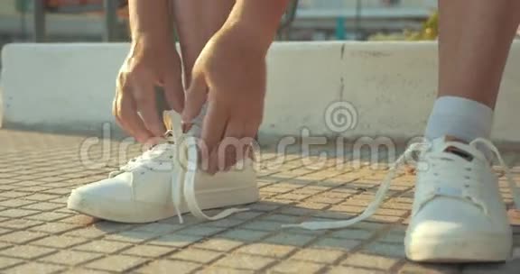 成熟的情侣在慢跑前穿上跑鞋视频的预览图