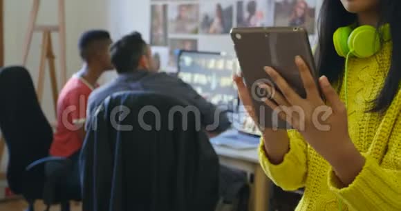女性平面设计师使用数码平板电脑4k视频的预览图
