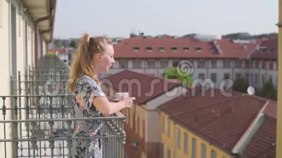 阳台上的女人视频的预览图
