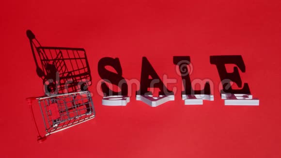 小空购物车文字SALE和落下的白色字母投下一个大阴影红色背景概念销售克里阿视频的预览图