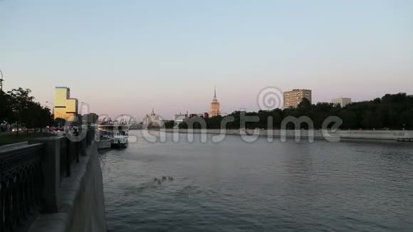 俄罗斯莫斯科国际商务中心城附近的莫斯科河堤岸视频的预览图