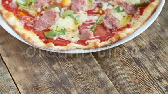 意大利披萨放在木桌上视频的预览图