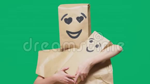 情感概念手势一个头上戴着一个包裹的人带着一种被描绘的表情微笑迷人的眼睛戏剧视频的预览图