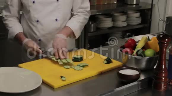 厨师把切好的黄瓜放进盘子里中镜头视频的预览图