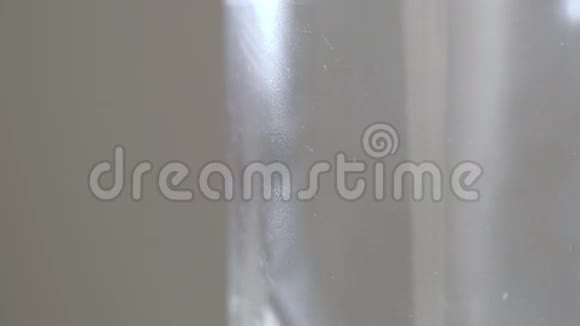 白色背景下玻璃溅出的水近距离拍摄视频的预览图