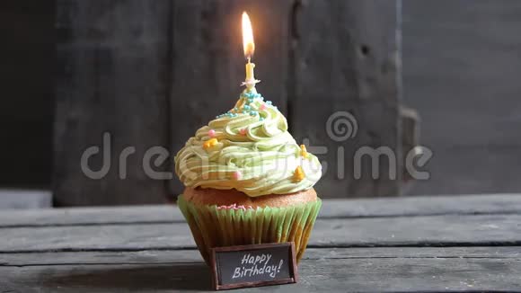 一支蜡烛的蛋糕一支刚刚被烟雾吹灭的生日蜡烛视频的预览图