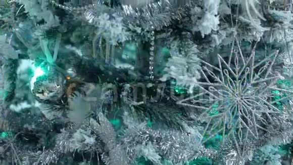 白雪中圣诞树上的圣诞装饰视频的预览图
