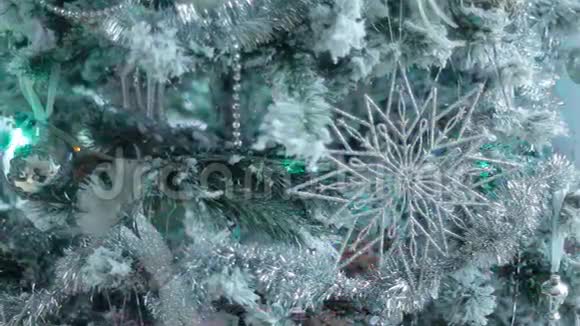 白雪中圣诞树上的圣诞装饰视频的预览图