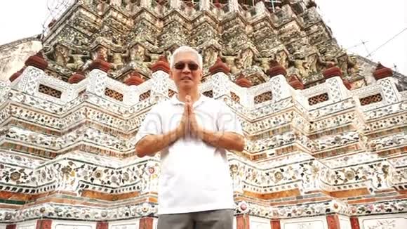 游客参观泰国曼谷的黎明寺或沃特阿伦地标性目的地视频的预览图