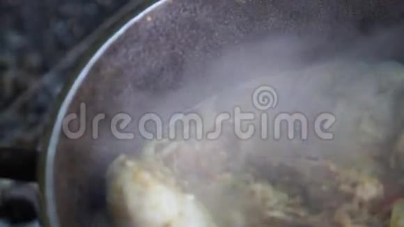 在一个金属大锅的特写镜头中在明火上烹饪皮拉夫视频的预览图