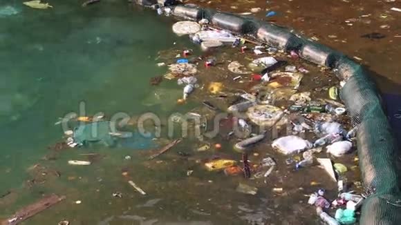 垃圾漂浮在海岸附近的海里滥用环境视频的预览图