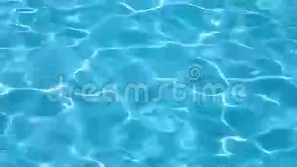 对水池中的水水的背景和运动闪烁视频的预览图