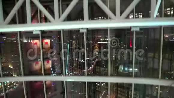从玻璃电梯夜间观看迪拜阿拉伯联合酋长国电梯下降视频的预览图