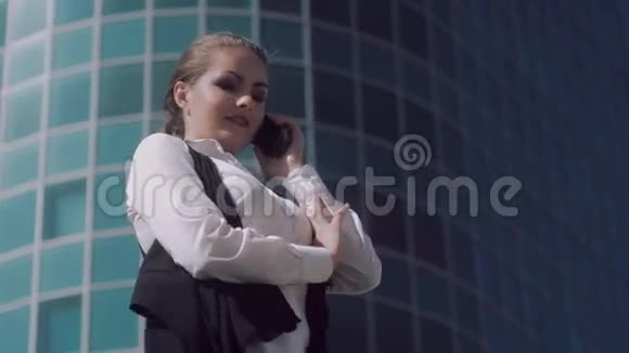 年轻有魅力的商务女性在电话中友好地交谈视频的预览图